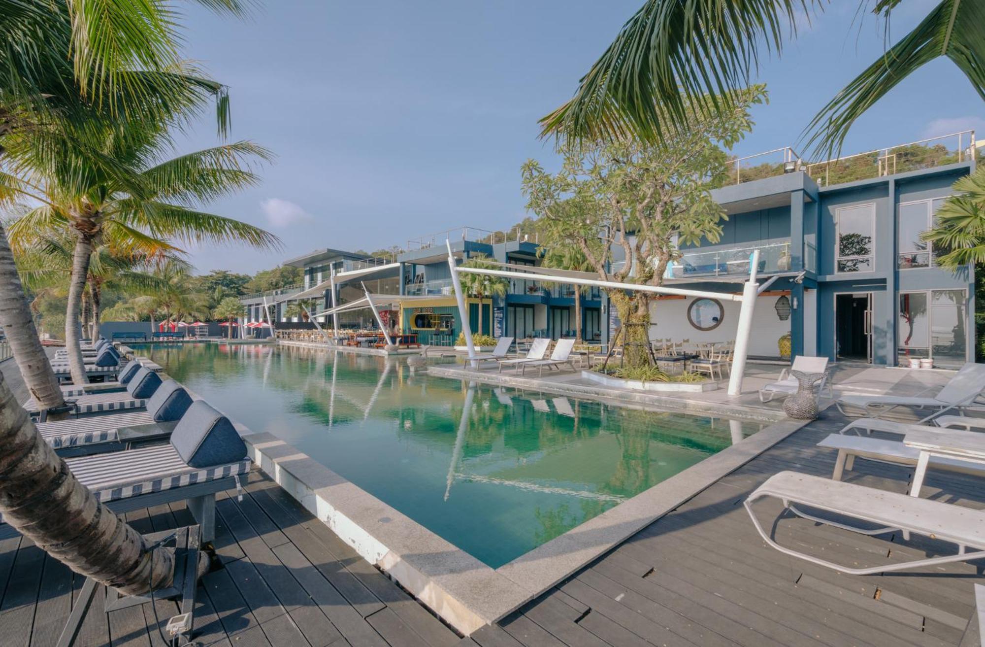 Hotel Tide Phuket Beachfront Экстерьер фото The swimming pool at the resort